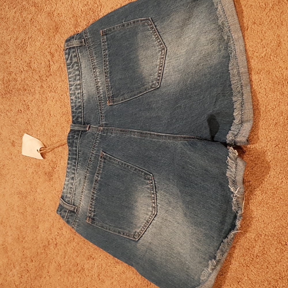 🥀NWT Easel Distressed/Patched Denim Shorts (L)🥀 - Picture 6 of 6